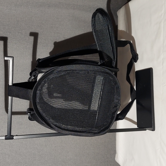 You & Me Small Pet Carrier NWT mesh soft carrier with handle & adjustable strap - Picture 7 of 10